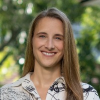 Marta-Higuera-Outdoor-Frontal-4207 Headshot